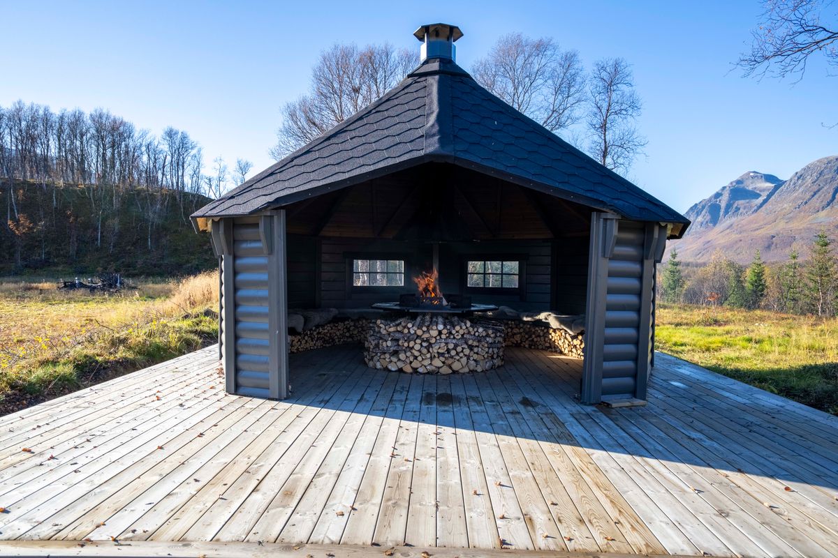 Gapahuk  17 m2 Royal med grill og benker - Rett vegg