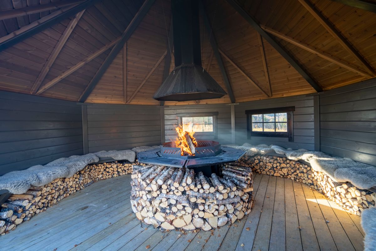 Gapahuk  15 m2 Royal med grill og benker - Buet vegg