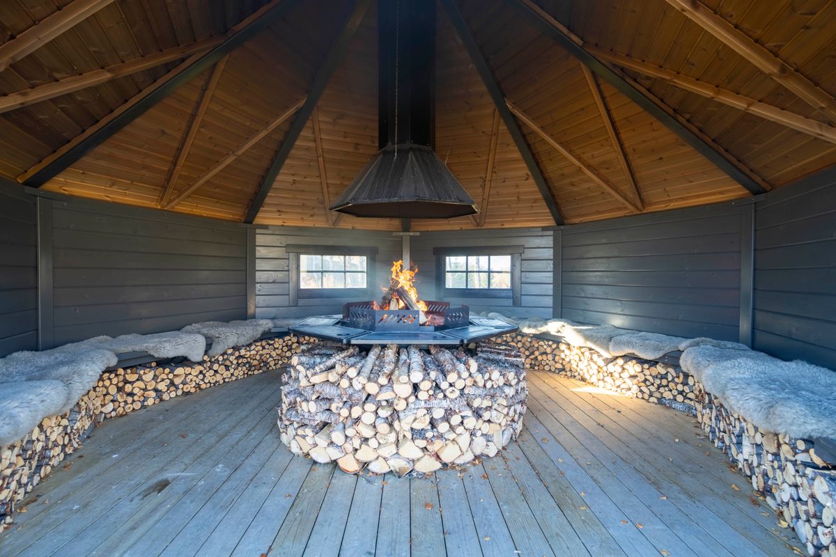 Gapahuk  17 m2 Royal med grill og benker - Buet vegg