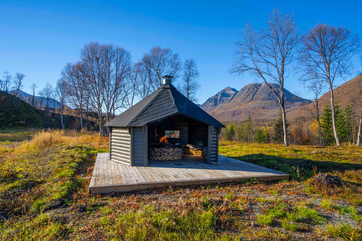 Gapahuk  15 m2 Royal med grill og benker - Buet vegg