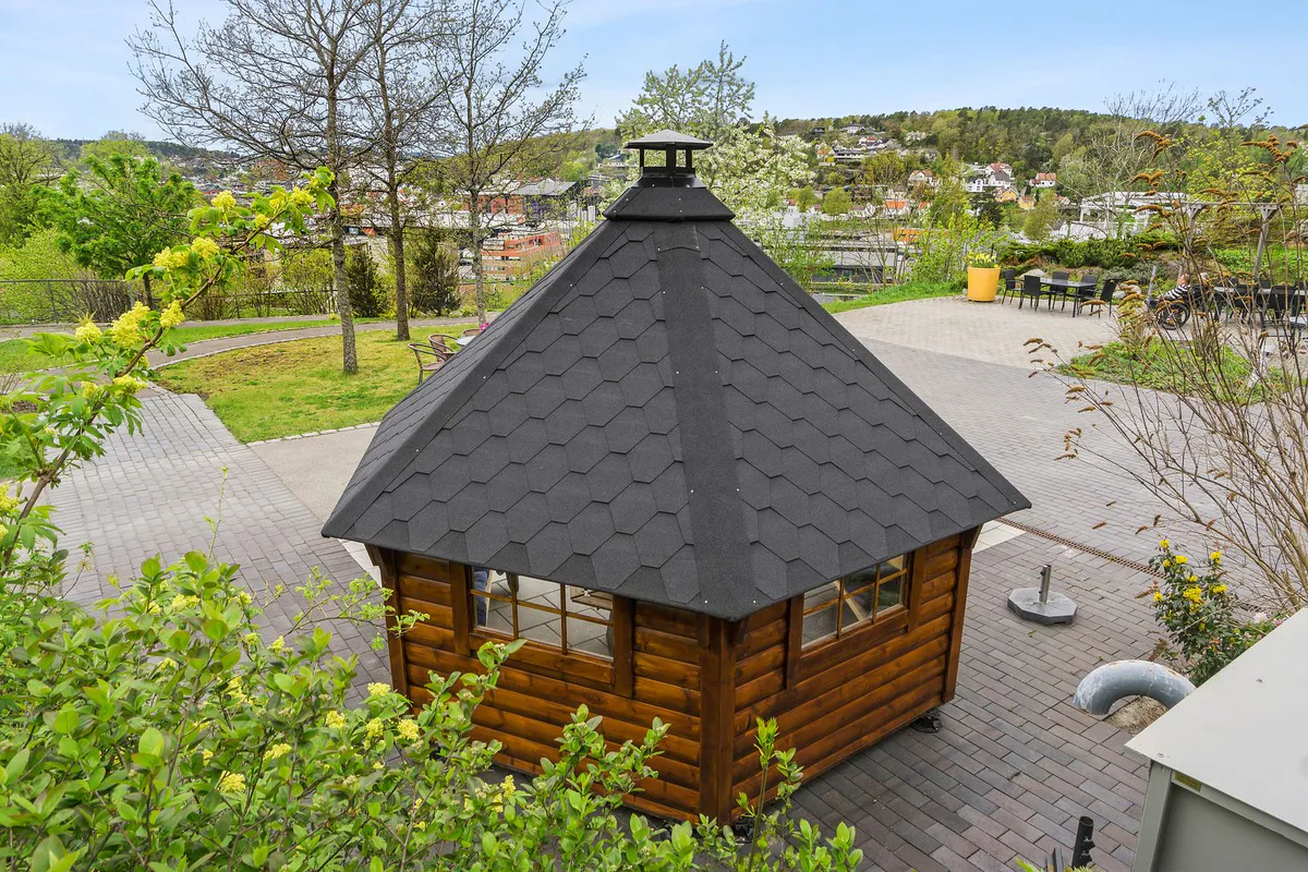 Gapahuk 12 m2 Royal med grill og benker - Buet vegg