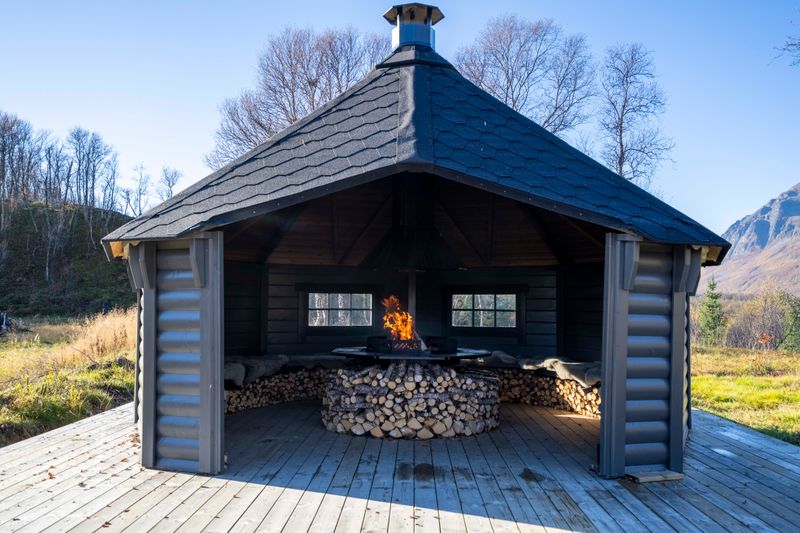 Gapahuk  17 m2 Royal med grill og benker - Buet vegg