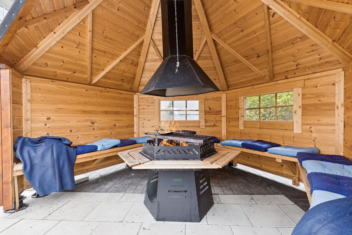 Gapahuk 12 m2 Royal med grill og benker - Buet vegg